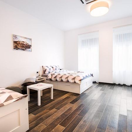 Apartmani Sterija Újvidék Kültér fotó